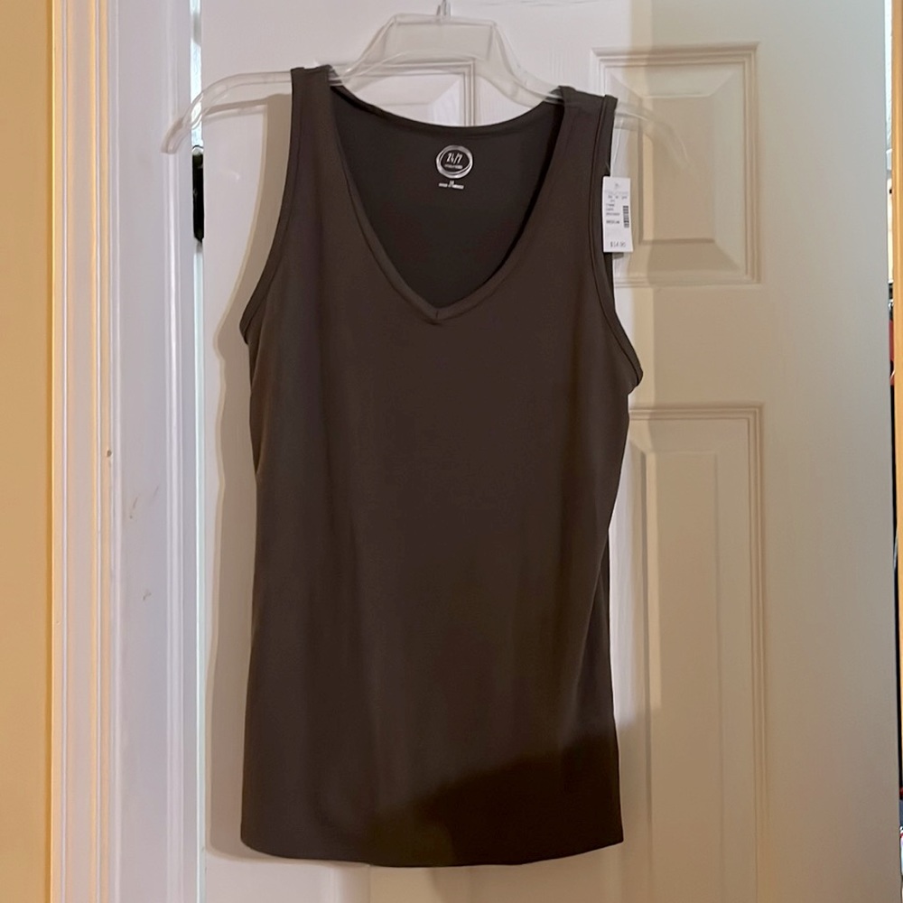 24/7 by Maurices .. Medium size. 95 % polyester, 5% spandex